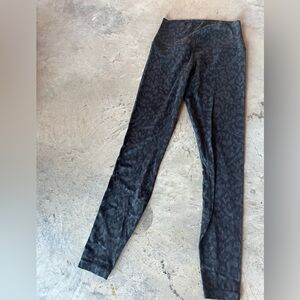 Lululemon size 6 gray and black camo print